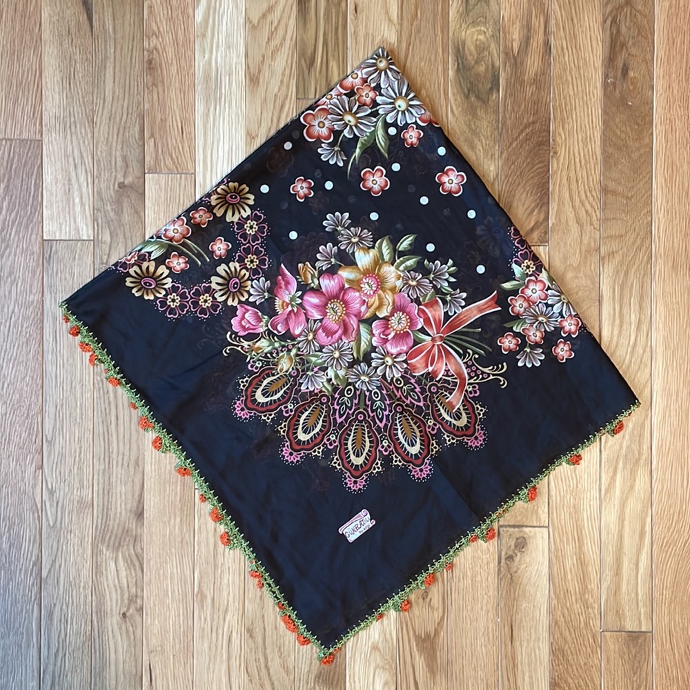 Cloth scarf with crochet sides